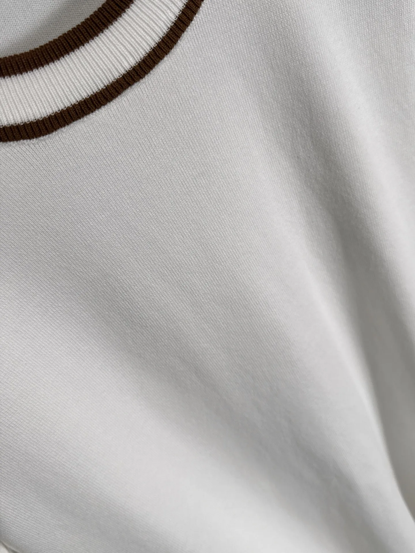 🅿️320 shipped next day, high quality Stone Island 2025 spring and summer new men's round neck short-sleeved T-shirt. Made of combed cotton yarn knitted cotton fabric, pure cotton high-weight special yarn, it feels full when weighed, and the upper body is more textured than ordinary T-shirts. This texture can cope with the weather easily, suitable for both hot and cold! The pattern on the chest adopts three-dimensional embroidery technology, and is perfectly produced stitch by stitch with reference to the original version! Loose fit design, looks noble. Size: M to XXXL